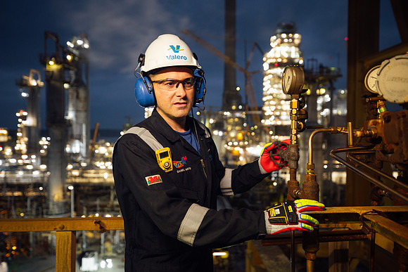 Oil refinery engineer wearing full PPE