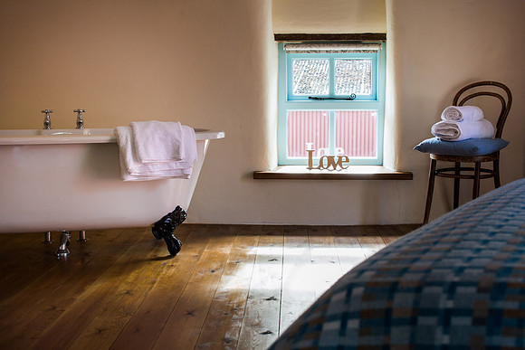 Reverse angle of the bath in the bedroom at Nantwen