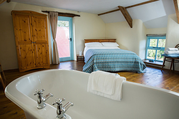 Upstairs bedroom with bath at Nantwen