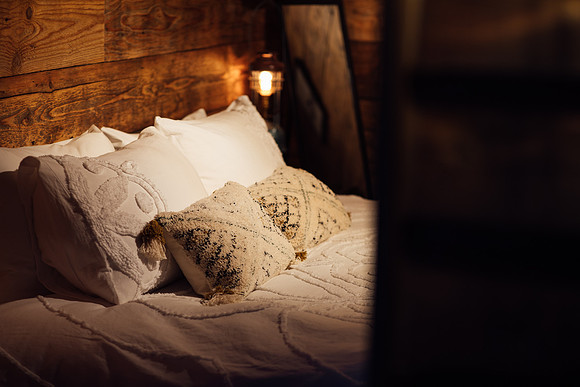 The cosy bed with 4 pillows