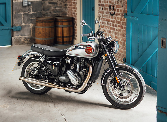 Static shot of the new BSA Goldstar in its classic colours