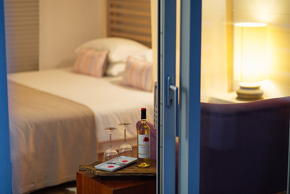 Paraiso escondido bed with wine and glasses