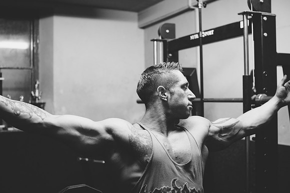 Bodybuilder shows of his muscles in the gym