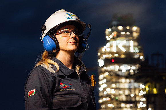 Oil refinery engineer wearing full PPE