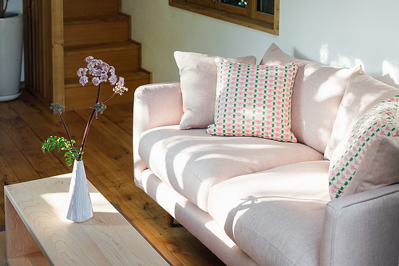 Pink sofa and matching flowers at Drovers Bough